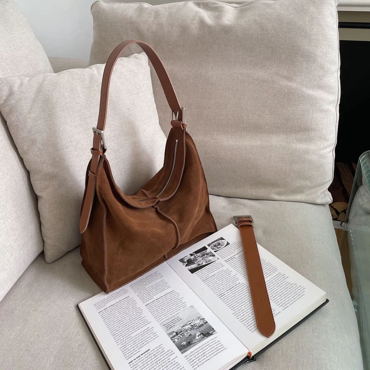 Handbag Lightweight Luxury Suede Leather Retro Niche Underarm Bag Women Bucket Bag Faux Crossbody Bag Versatile Single Shoulder
Handbag Lightweight Luxury Suede Leather Retro Niche Underarm Bag Women Bucket Bag Faux Crossbody Bag Versatile Single Shoulder