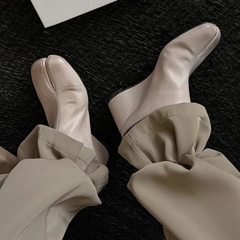 2026 New Split Toe Shoes Woman Slippers Genuine Leather Slides Comfy Mules Femmes Clog Sandals Pettitoes Slippers Women Shoes
2026 New Split Toe Shoes Woman Slippers Genuine Leather Slides Comfy Mules Femmes Clog Sandals Pettitoes Slippers Women Shoes