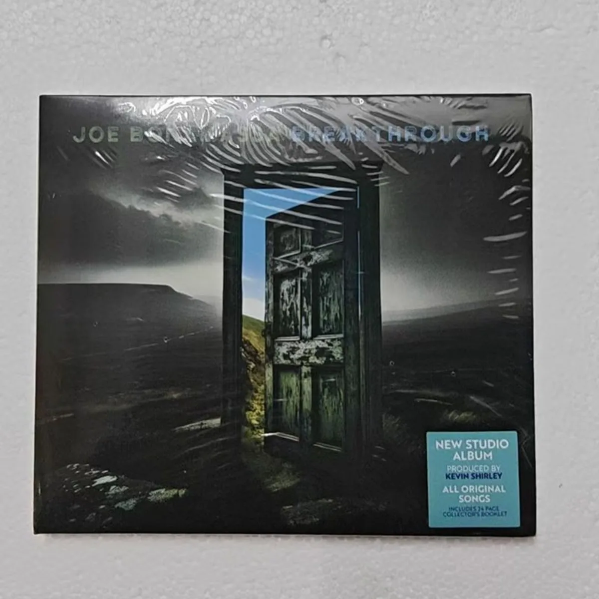 Joe Bonamassa Breakthrough – Iconic Blues Rock Guitarist New Studio Album with All Original Songs & Collector's Booklet
Joe Bonamassa Breakthrough – Iconic Blues Rock Guitarist New Studio Album with All Original Songs & Collector's Booklet