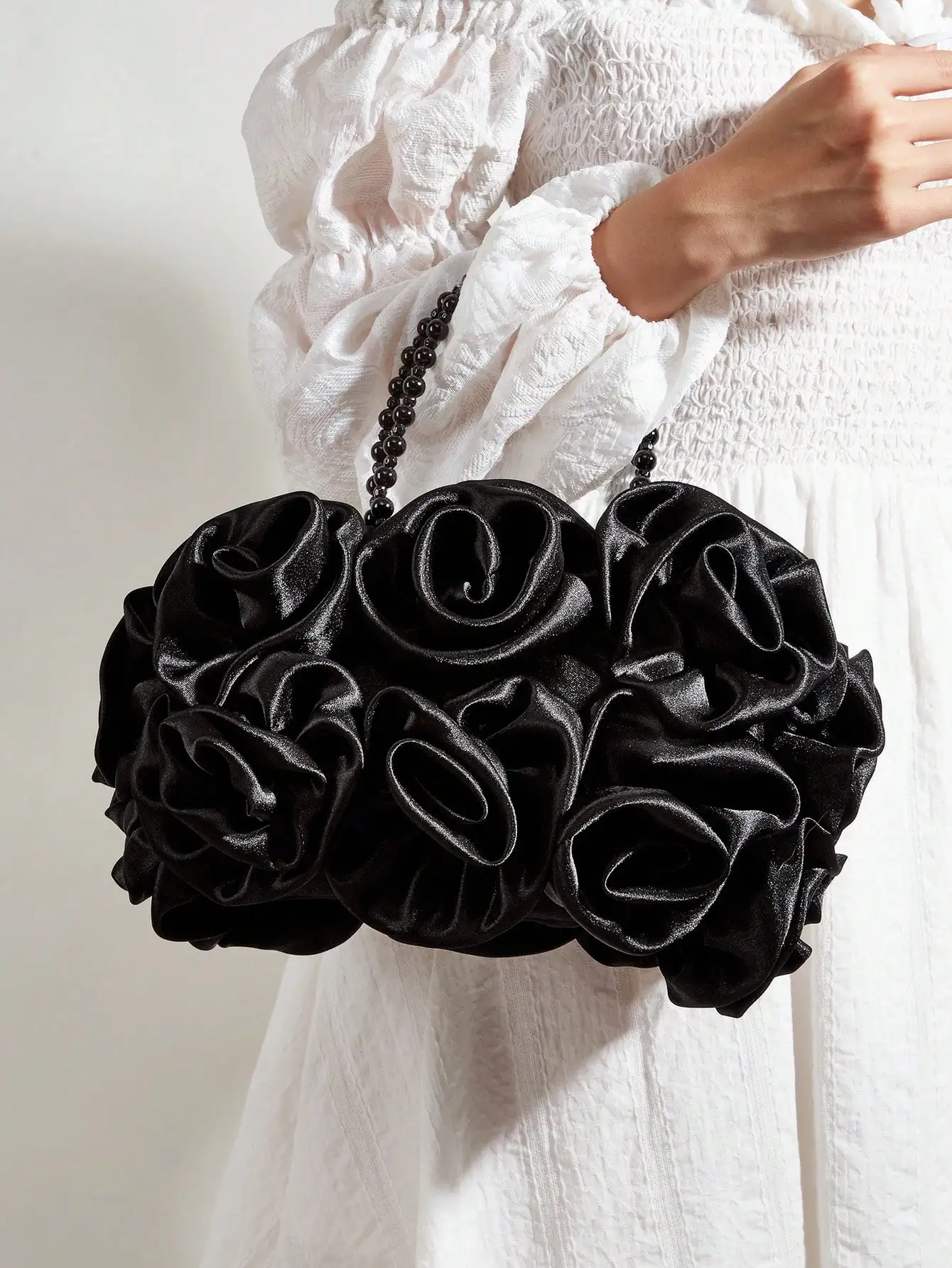 Черный атласный клатч с цветочным узором и бисерной цепочкой для вечерних мероприятий
Черный атласный клатч с цветочным узором и бисерной цепочкой для вечерних мероприятий