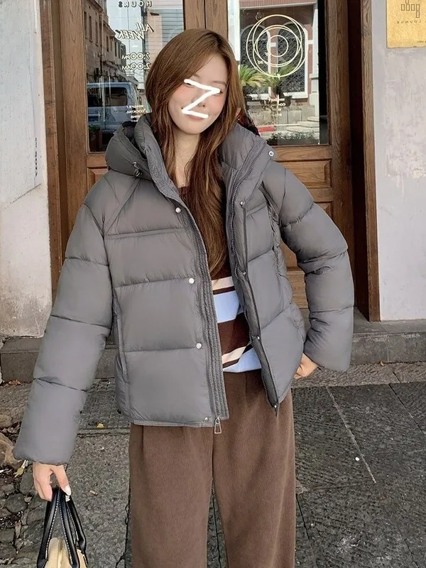 Корейская ультрамягкая пуховая куртка-облако из хлопка для женщин, зимняя утепленная куртка с капюшоном, короткая верхняя одежда
Корейская ультрамягкая пуховая куртка-облако из хлопка для женщин, зимняя утепленная куртка с капюшоном, короткая верхняя одежда