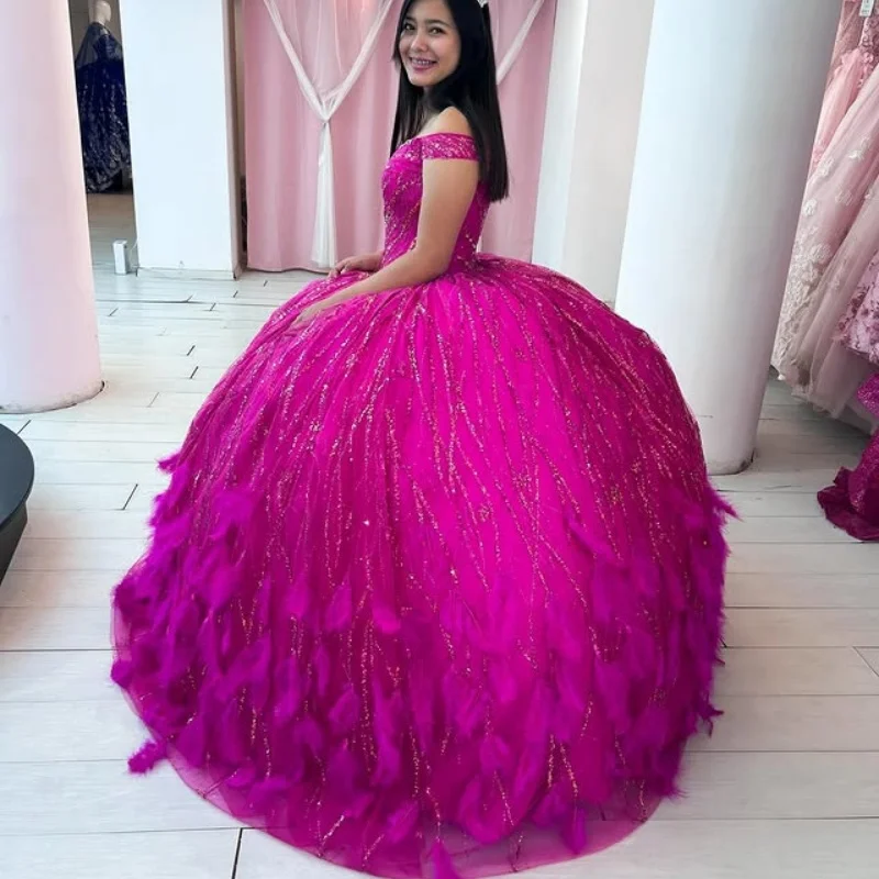 Customized Shiny Rose Red Off Shoulder Quinceanera Dress crystal sequin applique Tull feather Long tail vestidos de 15 Quinceane
Customized Shiny Rose Red Off Shoulder Quinceanera Dress crystal sequin applique Tull feather Long tail vestidos de 15 Quinceane