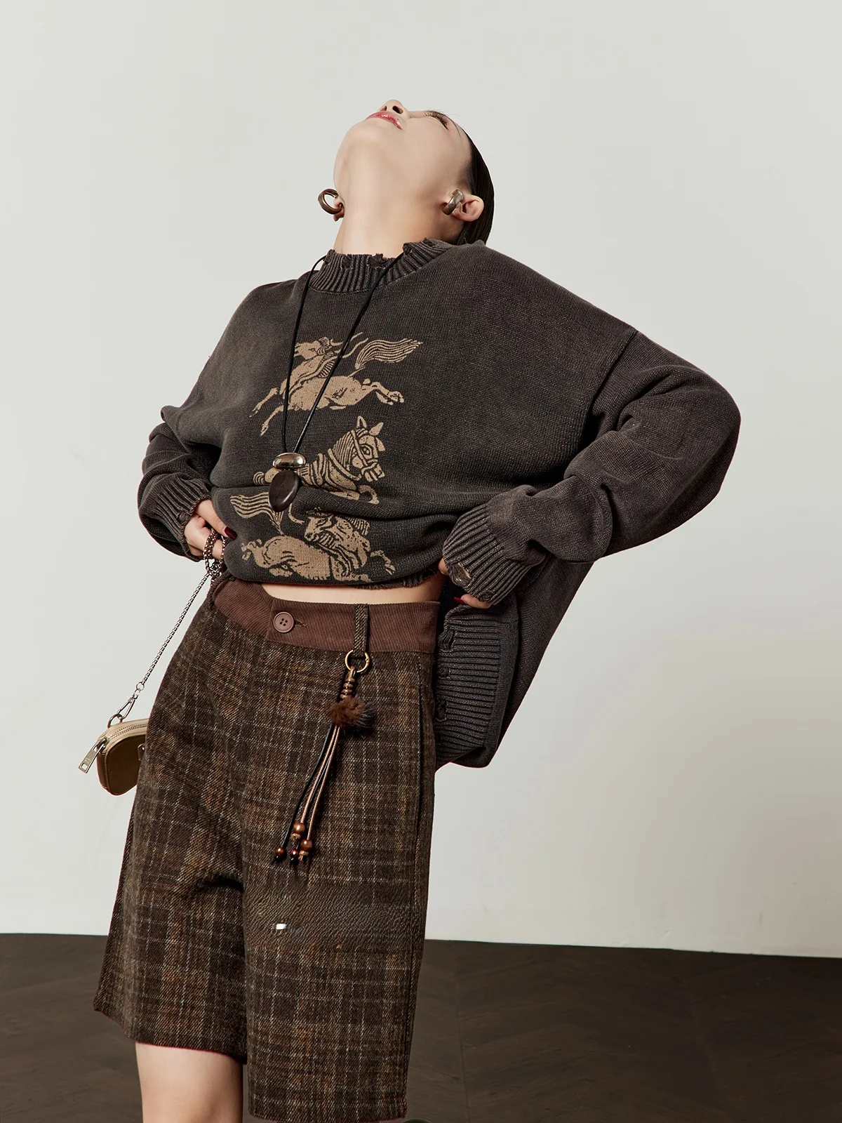 Женский вязаный свитер с высоким воротом и длинными рукавами, свободного кроя, в винтажном стиле, весна 2026
Женский вязаный свитер с высоким воротом и длинными рукавами, свободного кроя, в винтажном стиле, весна 2026