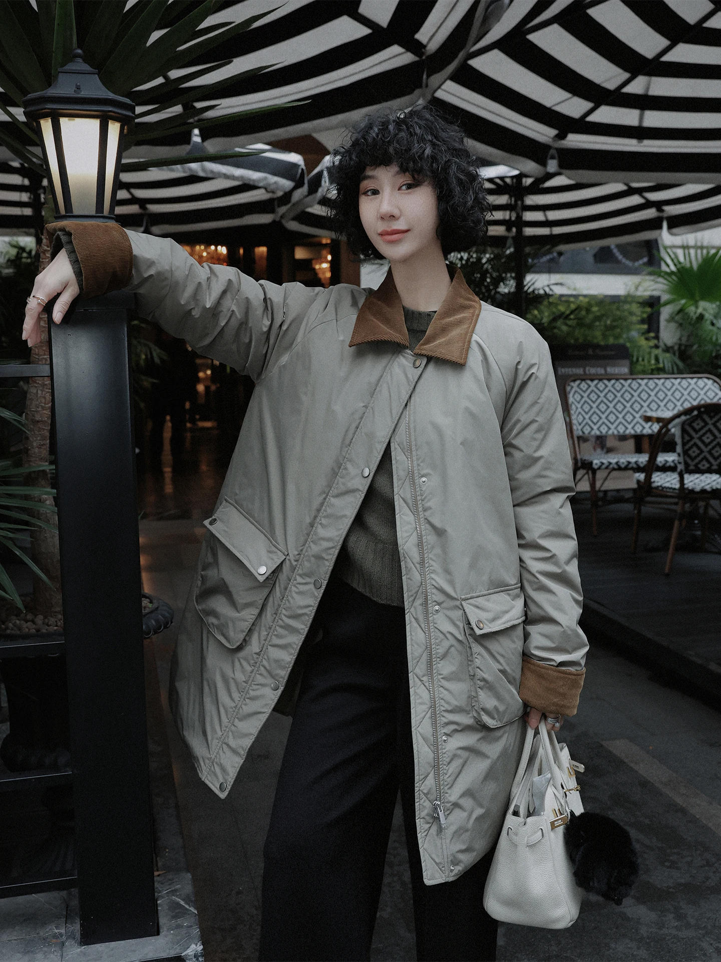 Утепленное длинное хлопковое пальто для женщин, зимнее, с вельветовыми вставками, в корейском стиле, свободного кроя, на молнии
Утепленное длинное хлопковое пальто для женщин, зимнее, с вельветовыми вставками, в корейском стиле, свободного кроя, на молнии