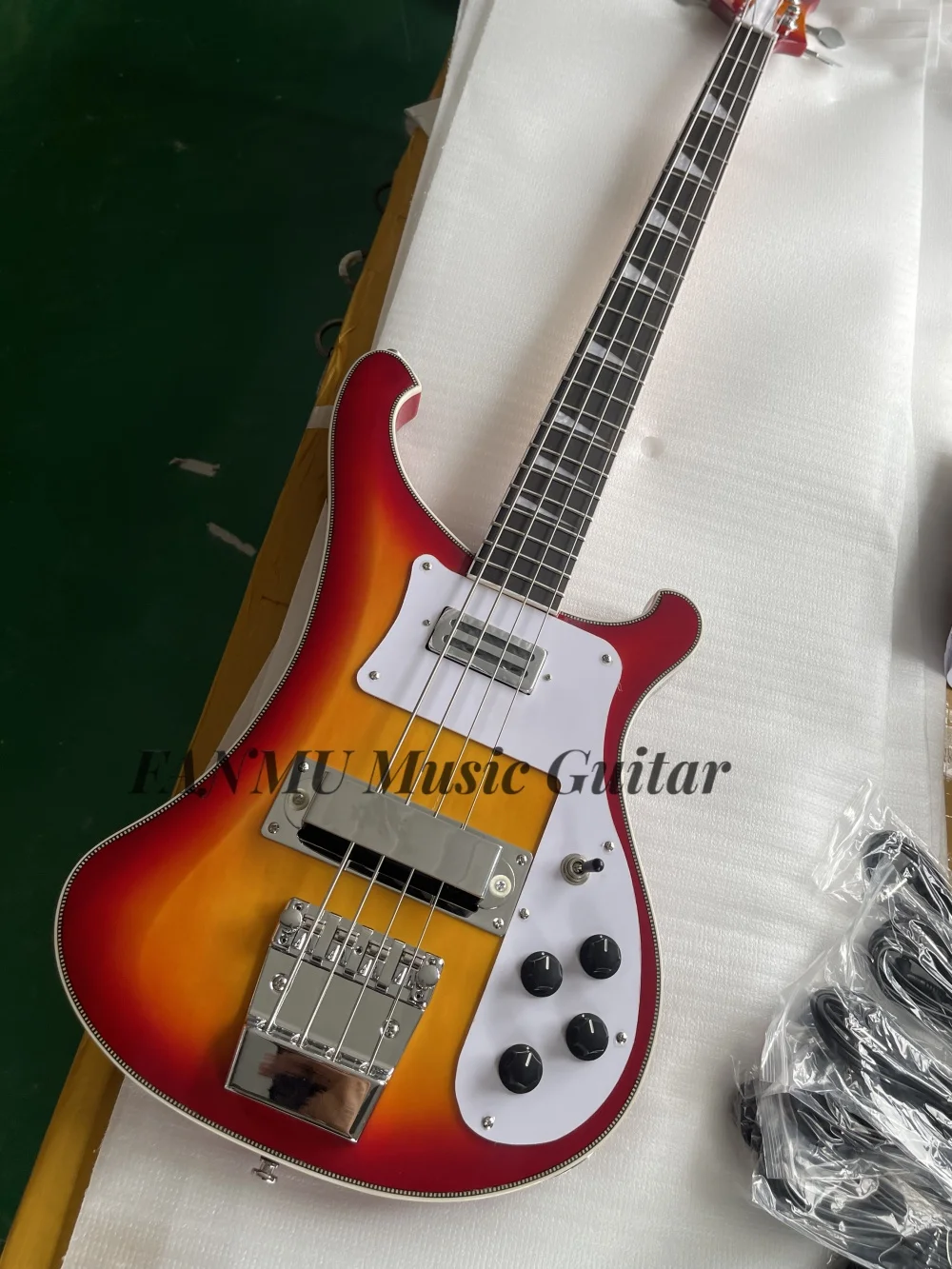 4-струнный бас, солнечный бас, фиксированный мост, кленовый гриф через корпус из цельного дерева, переплет для ног вороны, настраиваемый
4-струнный бас, солнечный бас, фиксированный мост, кленовый гриф через корпус из цельного дерева, переплет для ног вороны, настраиваемый