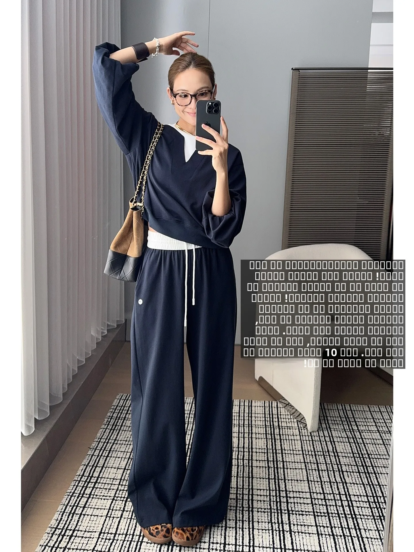 Комплект из двух предметов: легкий топ с цветными вставками и длинные брюки с высокой талией из смесового хлопка.
Комплект из двух предметов: легкий топ с цветными вставками и длинные брюки с высокой талией из смесового хлопка.