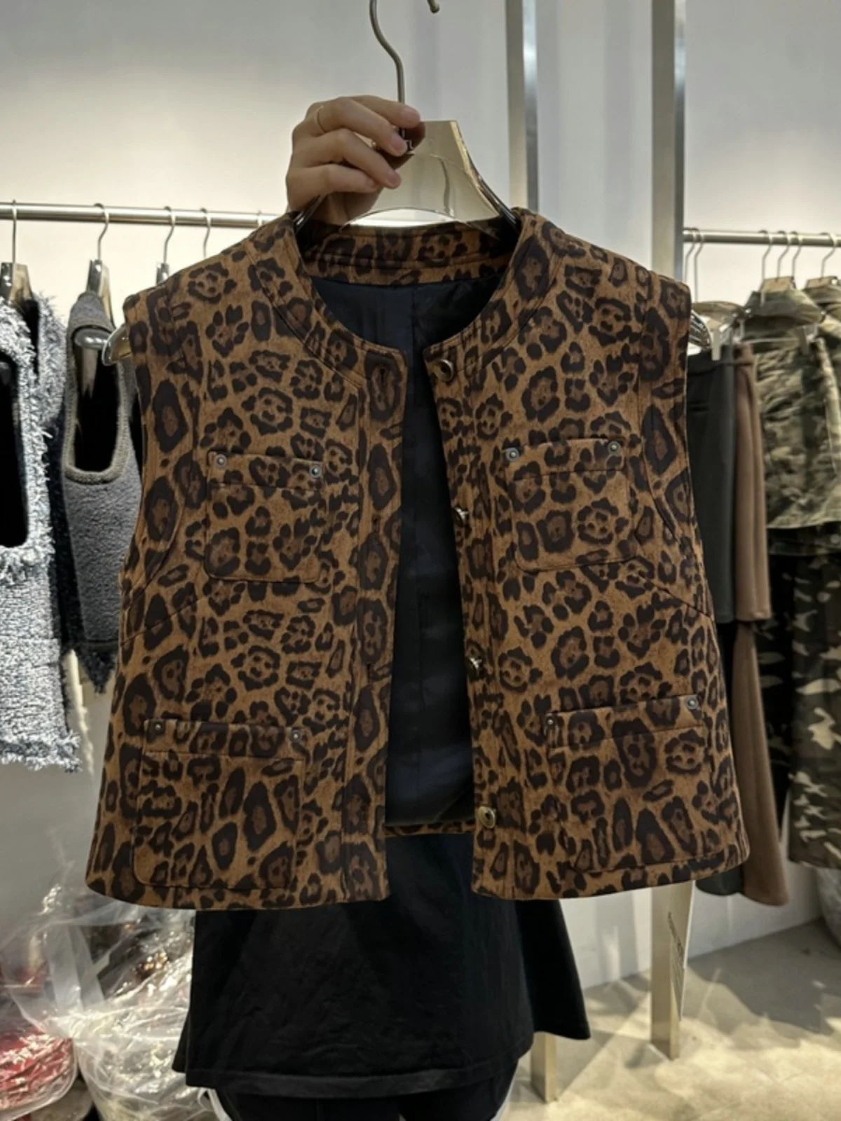 Fashionable Leopard Print Suede Vest Spring 2024 round Neck Single Button Women's Slimming Style Commute Windbreaker
Fashionable Leopard Print Suede Vest Spring 2024 round Neck Single Button Women's Slimming Style Commute Windbreaker