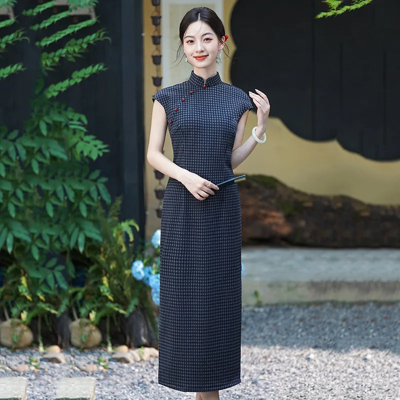 Blue Sleeveless New Chinese Long Style Improved Autumn Cheongsam Young Style Women's Retro 2025 New Evening Party Dress
Blue Sleeveless New Chinese Long Style Improved Autumn Cheongsam Young Style Women's Retro 2025 New Evening Party Dress
