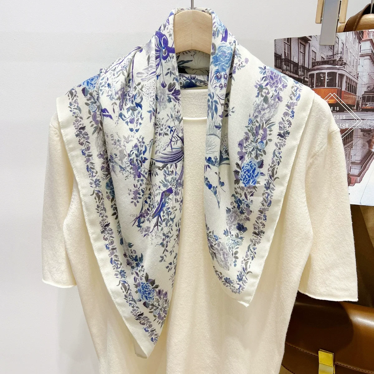 70cm Leaf Pattern Silk Scarf For Women Simulated Silk Artistic Fresh And Versatile Headwear Bag Clothing Accessorie Square Scarf
70cm Leaf Pattern Silk Scarf For Women Simulated Silk Artistic Fresh And Versatile Headwear Bag Clothing Accessorie Square Scarf