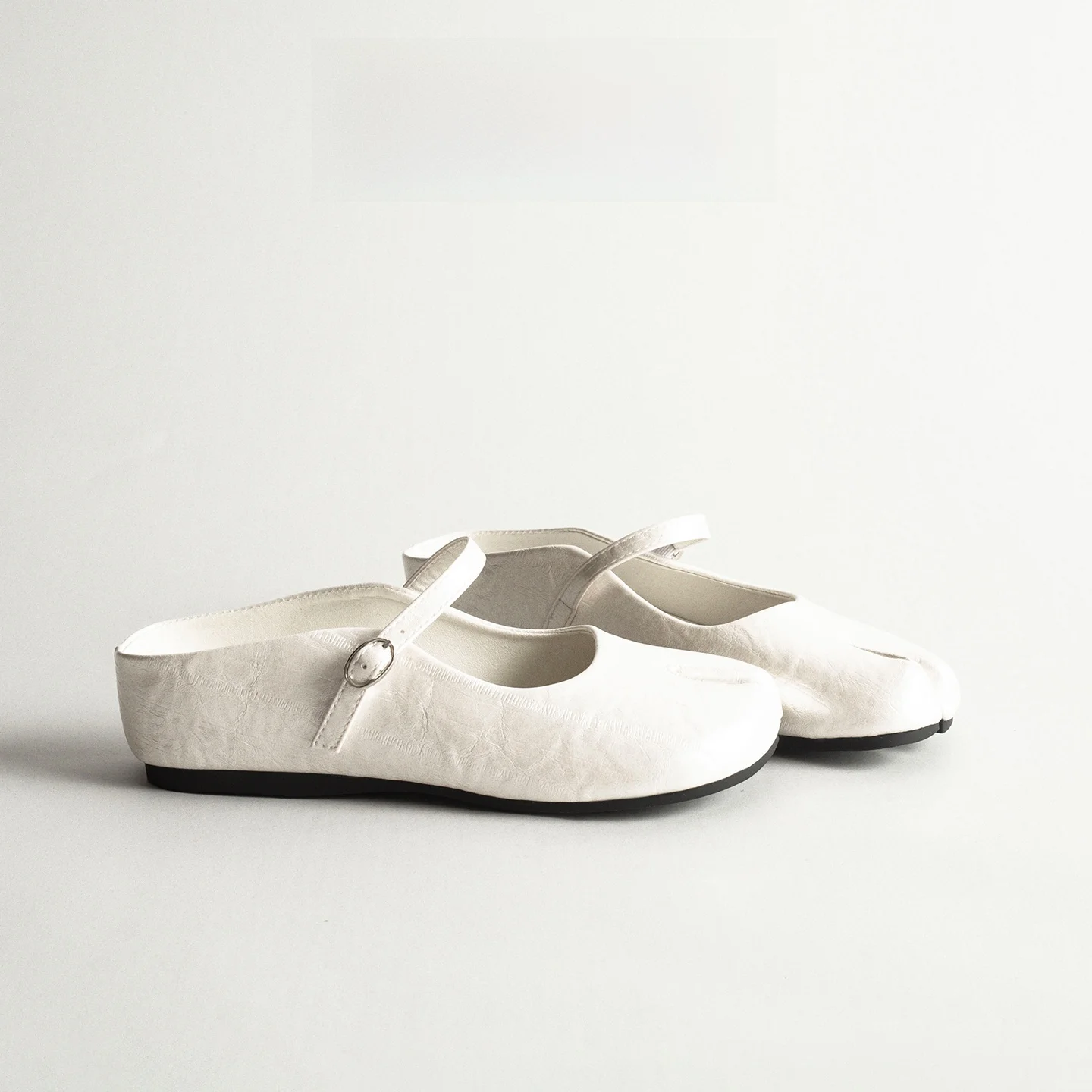 Women's Thick Heel Mary Jane Half Slippers Leather Split-Toe Pig Foot Shoes Fashionable Spring Summer Slip-On Shoes
Women's Thick Heel Mary Jane Half Slippers Leather Split-Toe Pig Foot Shoes Fashionable Spring Summer Slip-On Shoes