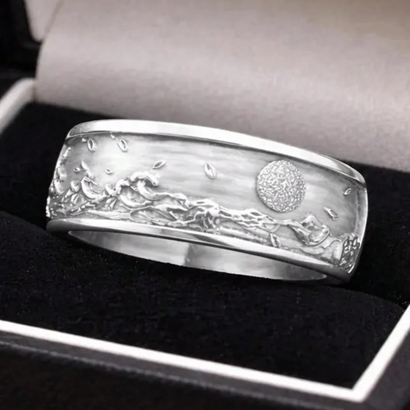 Fashionable Retro Authentic S925 Silver Embossed Scenery Matte Trendy Cool Domineering Ring
Fashionable Retro Authentic S925 Silver Embossed Scenery Matte Trendy Cool Domineering Ring