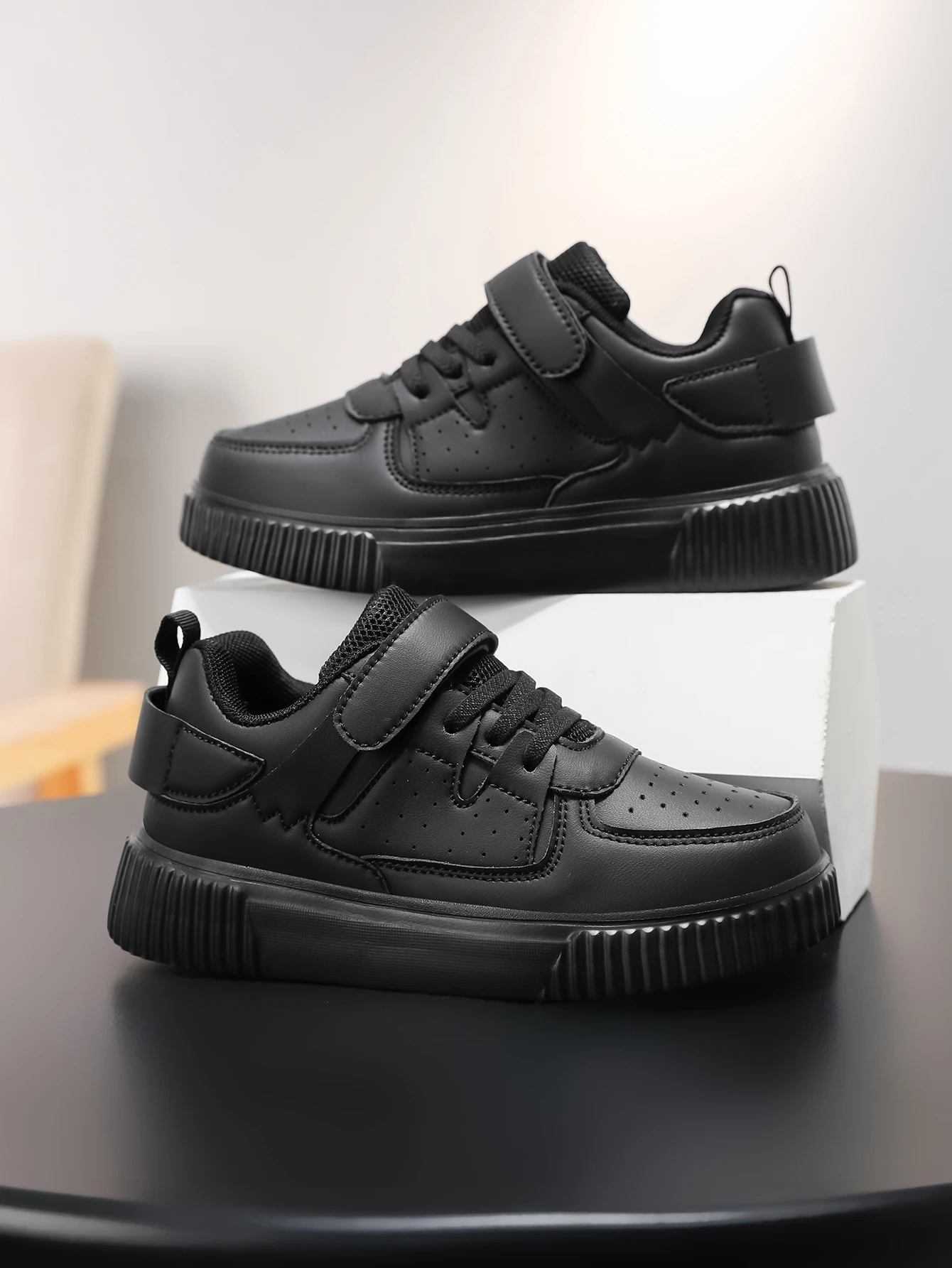 Black Spliced Children's Sports Shoes, Easy-To-Attach Velcro Design, Comfortable Lining Skateboard Shoes, Universal Student School Shoes for Boys and Girls, Versatile Performance Shoes, Small Black Shoes
Black Spliced Children's Sports Shoes, Easy-To-Attach Velcro Design, Comfortable Lining Skateboard Shoes, Universal Student School Shoes for Boys and Girls, Versatile Performance Shoes, Small Black Shoes