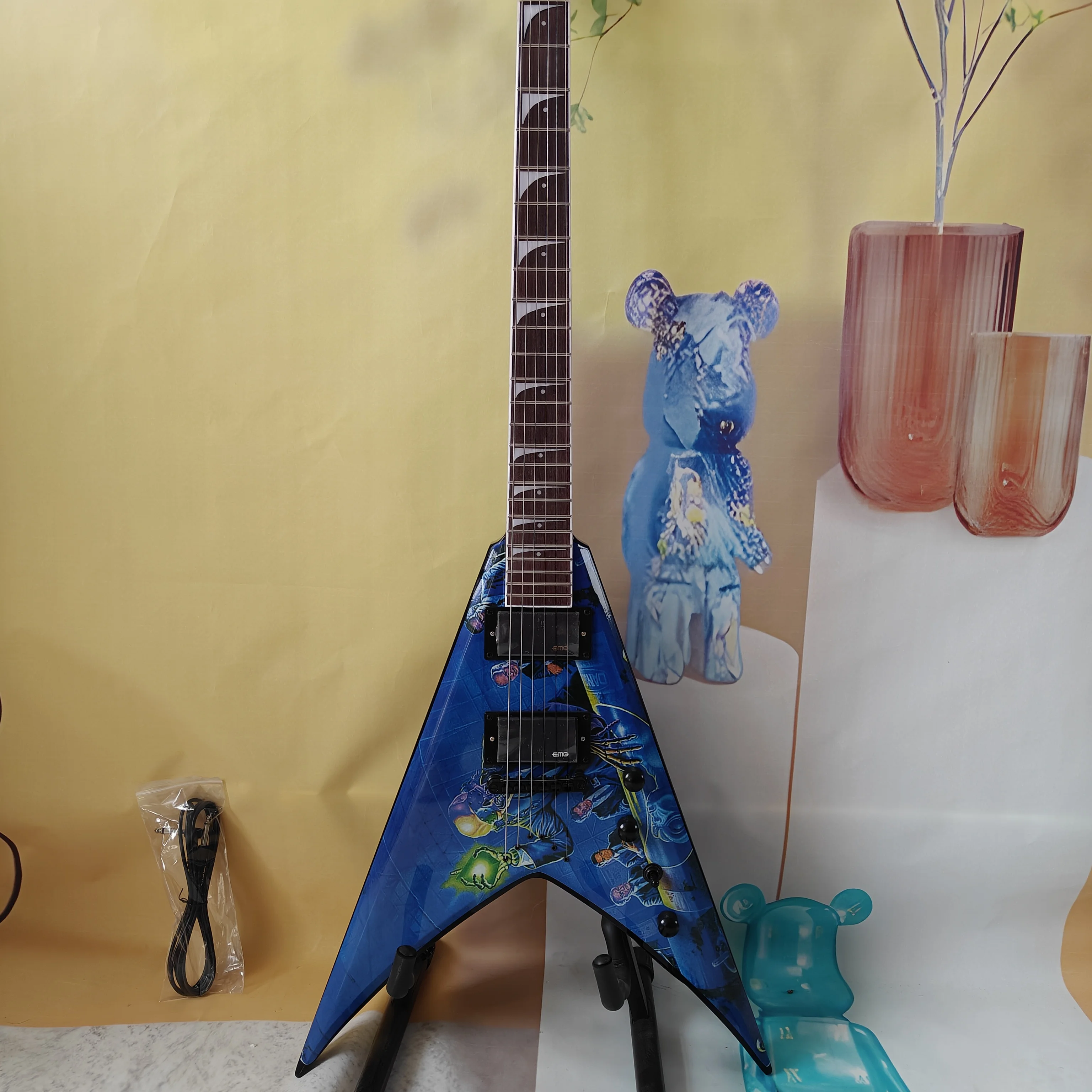 Blue sticker-style electric guitar with stainless steel frets, 24 frets and 6 strings, black hardware. Factory direct sales with
Blue sticker-style electric guitar with stainless steel frets, 24 frets and 6 strings, black hardware. Factory direct sales with