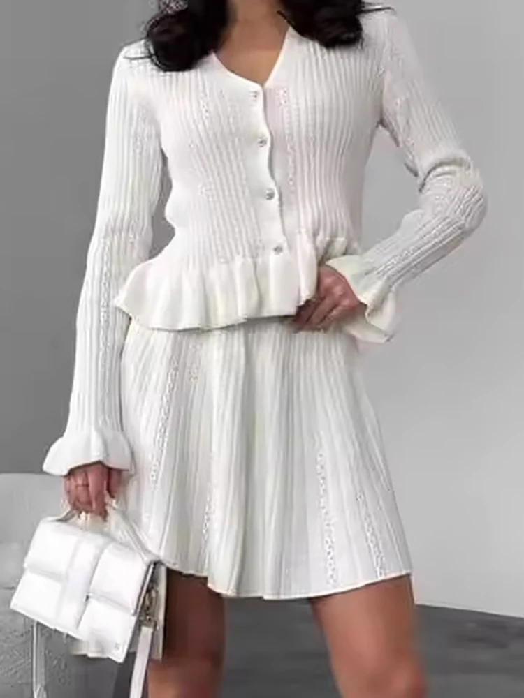 Simple Solid Color Ruffle Design Slim Fit Suit Casual Knit Outfit Women V-neck Button Long Sleeved Top and Mini Skirt Autumn Set
Simple Solid Color Ruffle Design Slim Fit Suit Casual Knit Outfit Women V-neck Button Long Sleeved Top and Mini Skirt Autumn Set