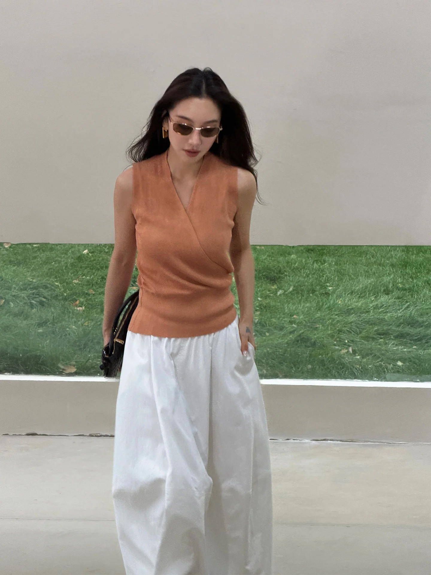 LiHuiEr Harbour Night Breeze Summer V-neck Vest Women's Knitted Top Elegantly Sleeveless High Intelligence Casual Fashion
LiHuiEr Harbour Night Breeze Summer V-neck Vest Women's Knitted Top Elegantly Sleeveless High Intelligence Casual Fashion