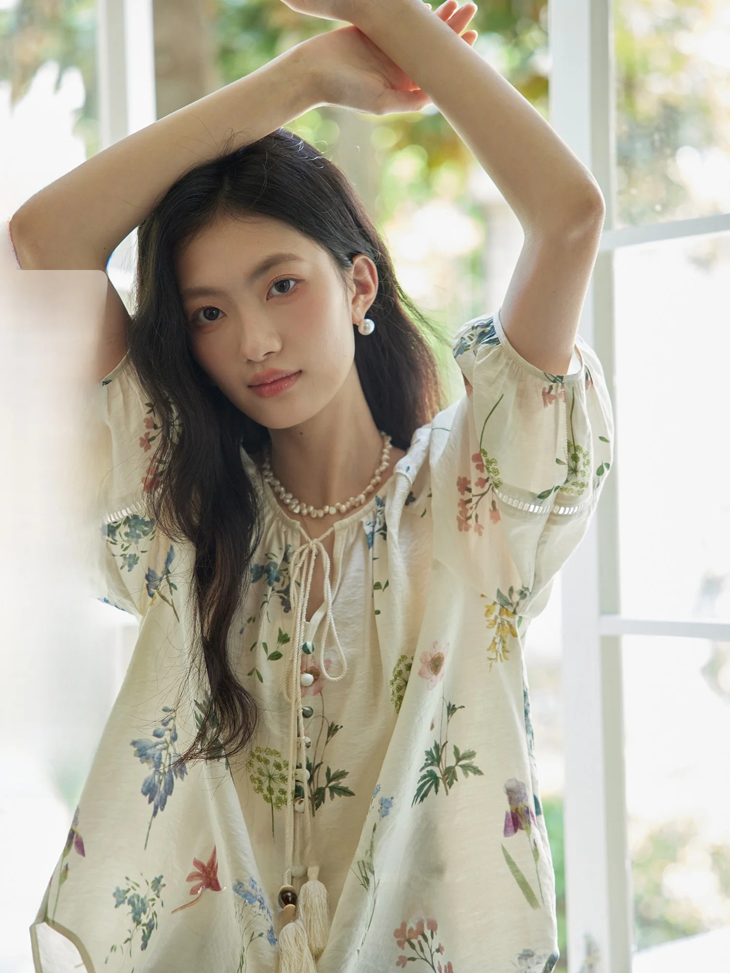 Белая женская летняя винтажная свободная блузка с цветочным принтом и V-образным вырезом, с узлом, утягивающая, из смесового хлопка и нейлона, с коротким рукавом
Белая женская летняя винтажная свободная блузка с цветочным принтом и V-образным вырезом, с узлом, утягивающая, из смесового хлопка и нейлона, с коротким рукавом