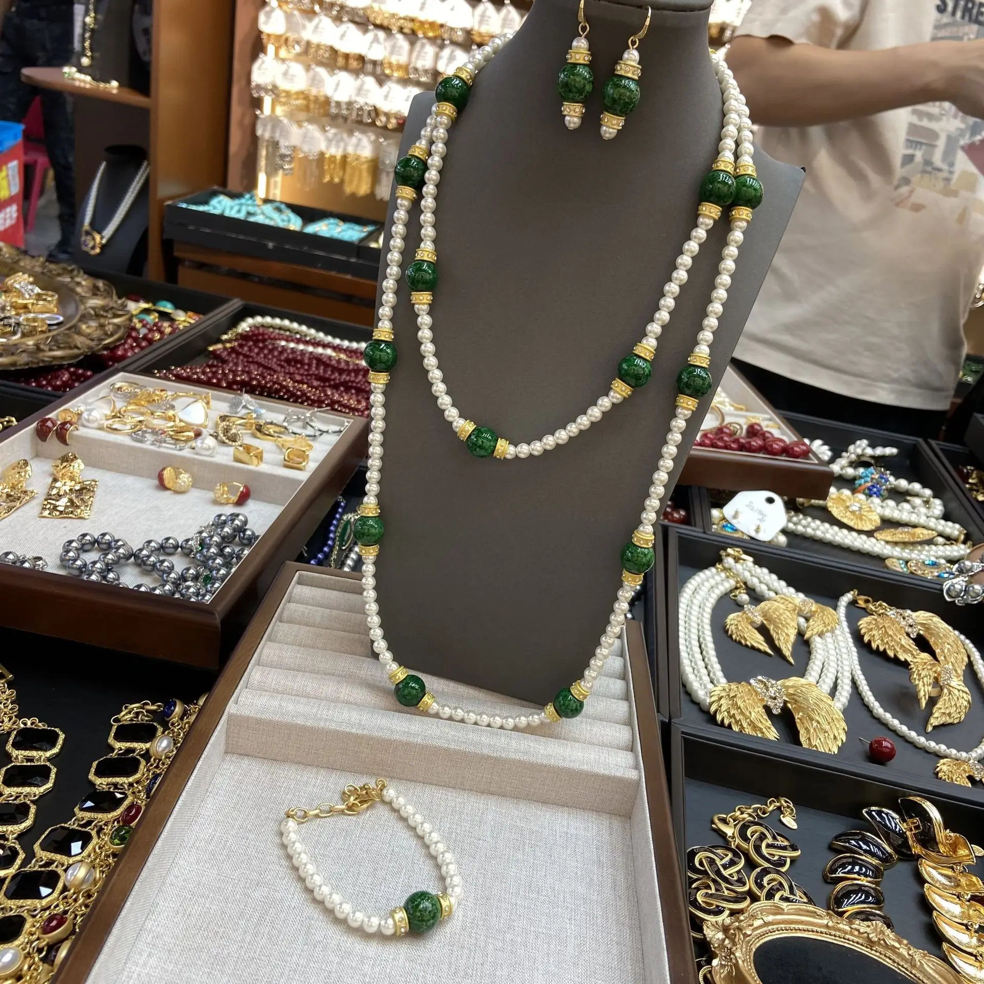 Luxury Green Glazed Long Pearl Necklace Bracelets Earrings Set Medieval Style Delicate Elegant Sweater Chain Women's Jewelry Set
Luxury Green Glazed Long Pearl Necklace Bracelets Earrings Set Medieval Style Delicate Elegant Sweater Chain Women's Jewelry Set