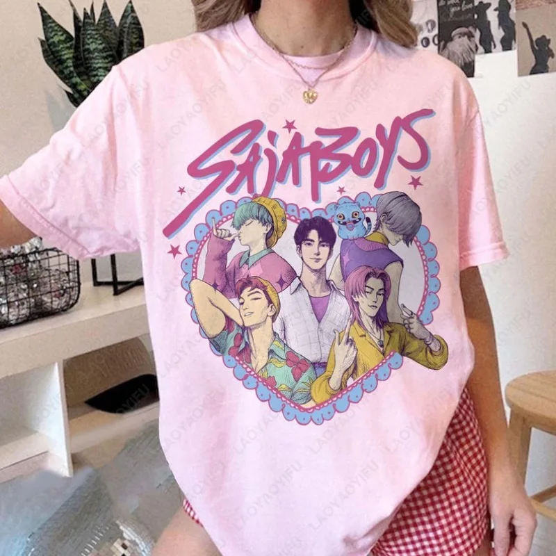 Ретро SajaBoys Kpop Demon Hunters Женская футболка Kpop Boy Band Футболки Аниме Стиль Манга Хлопковая рубашка Kpop Фанат Подарочные топы Повседневная одежда
Ретро SajaBoys Kpop Demon Hunters Женская футболка Kpop Boy Band Футболки Аниме Стиль Манга Хлопковая рубашка Kpop Фанат Подарочные топы Повседневная одежда