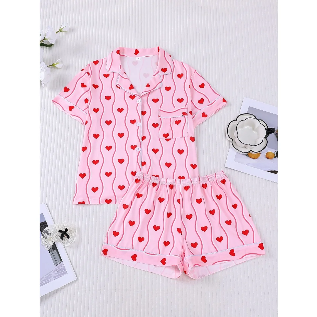 Летний женский домашний комплект: пижама с розовым принтом в виде сердечек, с отложным воротником, короткими рукавами и шортами. Идеально для отпуска и в качестве пасхального подарка.
Летний женский домашний комплект: пижама с розовым принтом в виде сердечек, с отложным воротником, короткими рукавами и шортами. Идеально для отпуска и в качестве пасхального подарка.