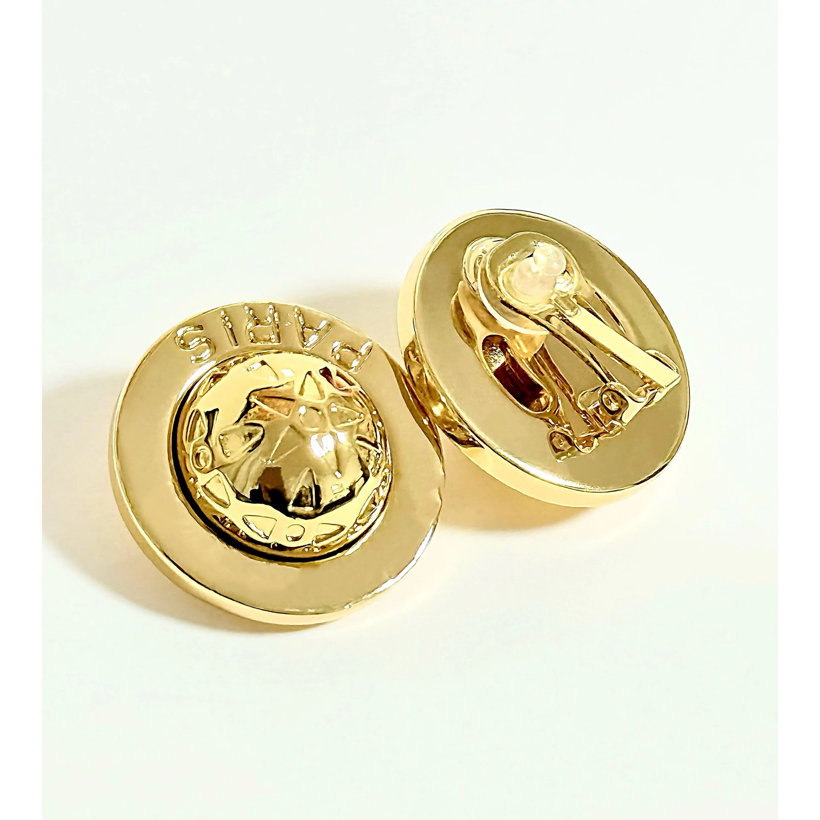 Европейские дизайнерские круглые серьги-клипсы с золотым покрытием из латуни, классические, с буквами, для женщин, высшего качества, винтажные украшения
Европейские дизайнерские круглые серьги-клипсы с золотым покрытием из латуни, классические, с буквами, для женщин, высшего качества, винтажные украшения