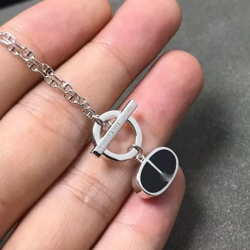 The new black Q-shaped clasp necklace and the popular collarbone chain are of high-end and light luxury
The new black Q-shaped clasp necklace and the popular collarbone chain are of high-end and light luxury