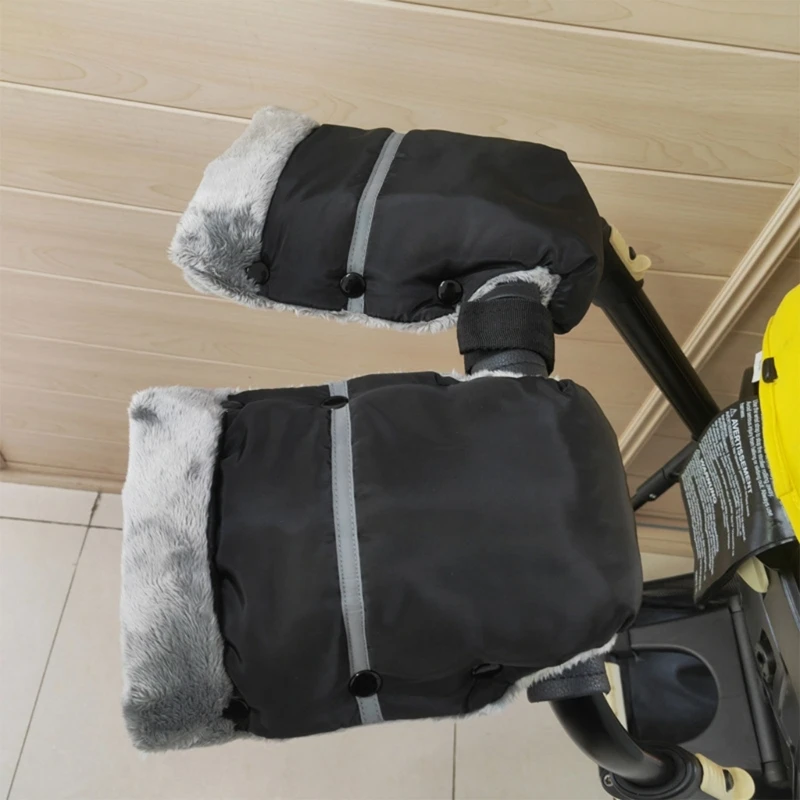 M76C Baby Stroller Hand Muff Universal Warm Mittens Stroller Bar Gloves with Velvet Lining Snap Button Pushchair Accessories
M76C Baby Stroller Hand Muff Universal Warm Mittens Stroller Bar Gloves with Velvet Lining Snap Button Pushchair Accessories