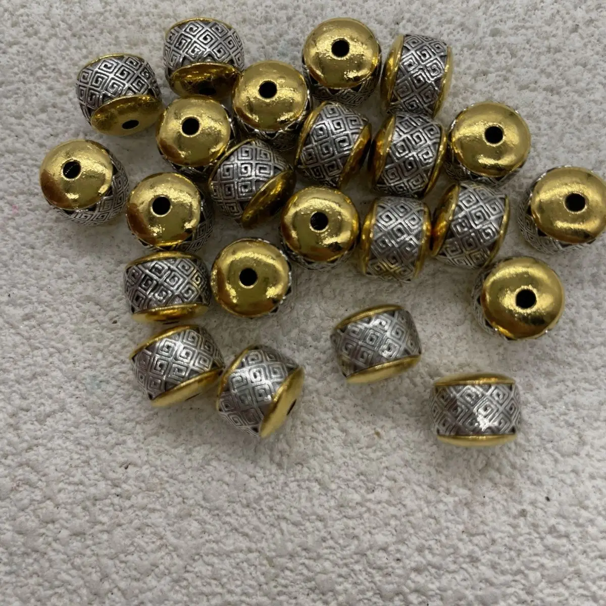 10Pcs 10mm Old-Style Barrel Copper Beads Hand-Forged Jewelry Findings for Bracelet Men's DIY Craft Accessories
10Pcs 10mm Old-Style Barrel Copper Beads Hand-Forged Jewelry Findings for Bracelet Men's DIY Craft Accessories