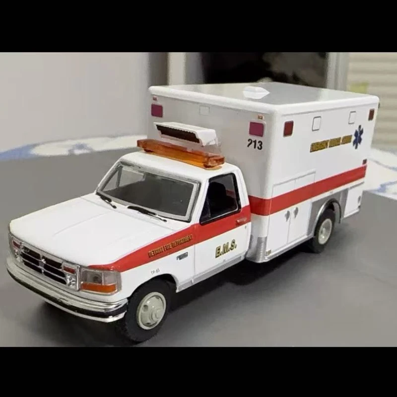 Green Light 1:64 1995 Ford F-350 Ambulance Metal die-casting toys, car models, boys' decorative cakes, collectibles, gifts
Green Light 1:64 1995 Ford F-350 Ambulance Metal die-casting toys, car models, boys' decorative cakes, collectibles, gifts