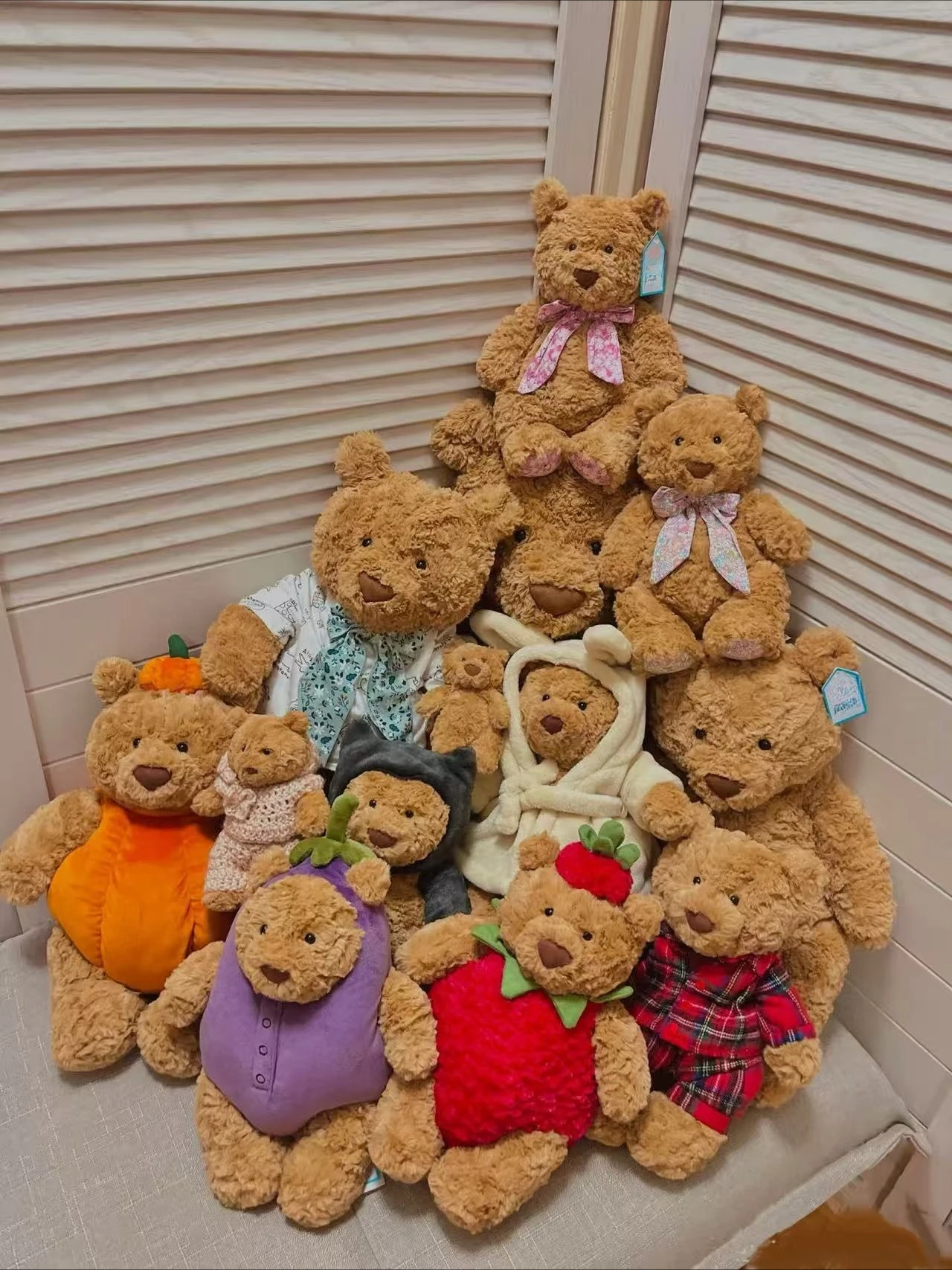 Barcelona Bear collection and various comforting plush toys, gifts for boys and girls, can also be placed in the car
Barcelona Bear collection and various comforting plush toys, gifts for boys and girls, can also be placed in the car