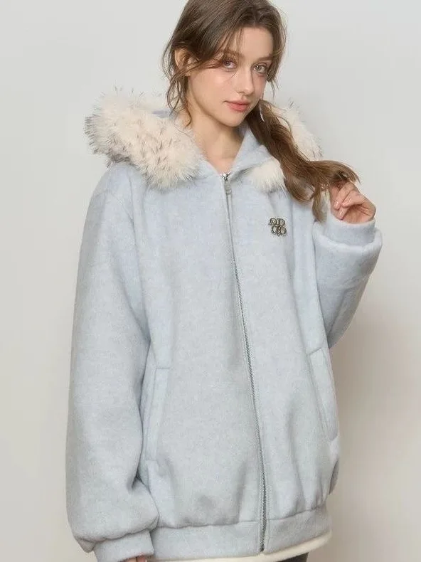 Мужская свободная шерстяная хлопковая куртка с большим меховым воротником, зимнее теплое повседневное пальто из полиэфирного волокна
Мужская свободная шерстяная хлопковая куртка с большим меховым воротником, зимнее теплое повседневное пальто из полиэфирного волокна