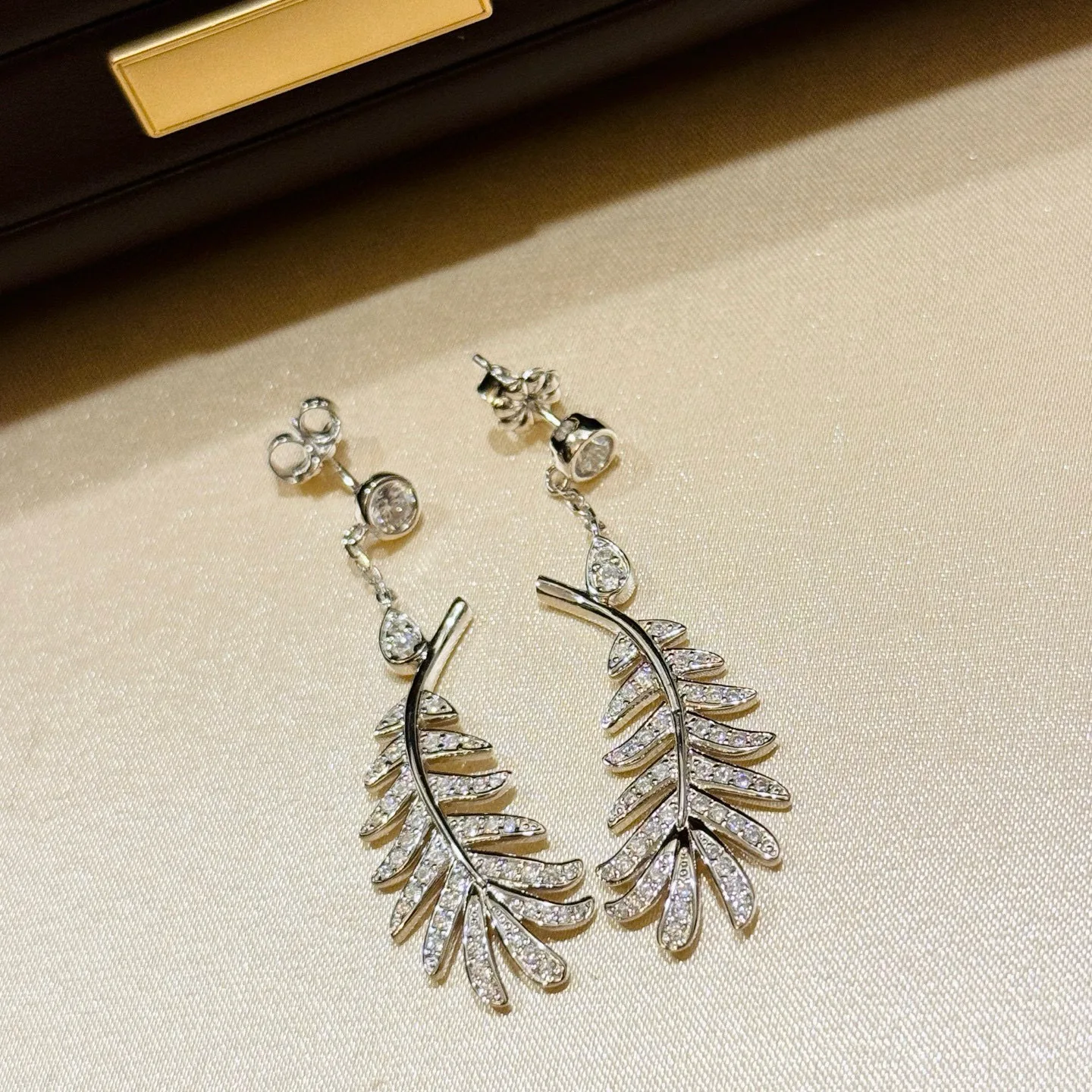 925 Sterling Silver Full Pave Zirconia Feather Stud Earrings For Women Fashion Jewelry Party Gift
925 Sterling Silver Full Pave Zirconia Feather Stud Earrings For Women Fashion Jewelry Party Gift
