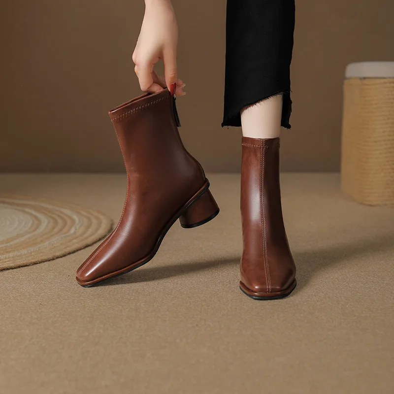 Женские короткие сапоги с квадратным носком, осенью и зимой, новинка 202, модные универсальные короткие сапоги на толстом каблуке на мягкой подошве
Женские короткие сапоги с квадратным носком, осенью и зимой, новинка 202, модные универсальные короткие сапоги на толстом каблуке на мягкой подошве