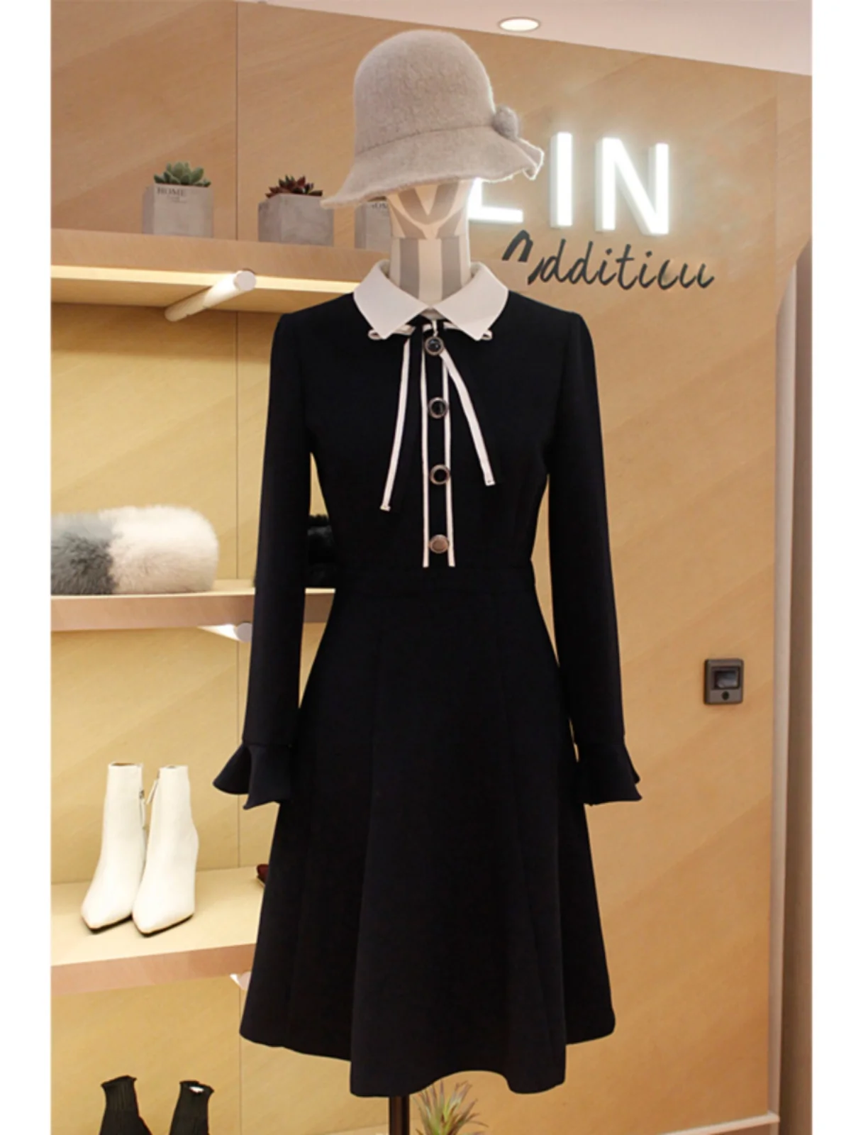 Fashion Slimming Collar Long Sleeve Dress Chic Black A-Line Midi Skirt High Waist Zipper Closure Korean Style Autumn New
Fashion Slimming Collar Long Sleeve Dress Chic Black A-Line Midi Skirt High Waist Zipper Closure Korean Style Autumn New
