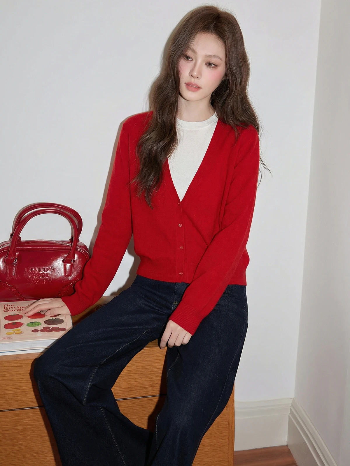 Красный вязаный топ с V-образным вырезом для женщин, облегающий, с длинным рукавом, имитация двухслойности, весенняя базовая одежда в корейском стиле, мягкий.
Красный вязаный топ с V-образным вырезом для женщин, облегающий, с длинным рукавом, имитация двухслойности, весенняя базовая одежда в корейском стиле, мягкий.