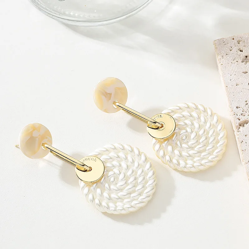 Stylish, exaggerated, holiday style, geometric round pearl earrings, light luxury, exquisite, niche and high-end earrings
Stylish, exaggerated, holiday style, geometric round pearl earrings, light luxury, exquisite, niche and high-end earrings