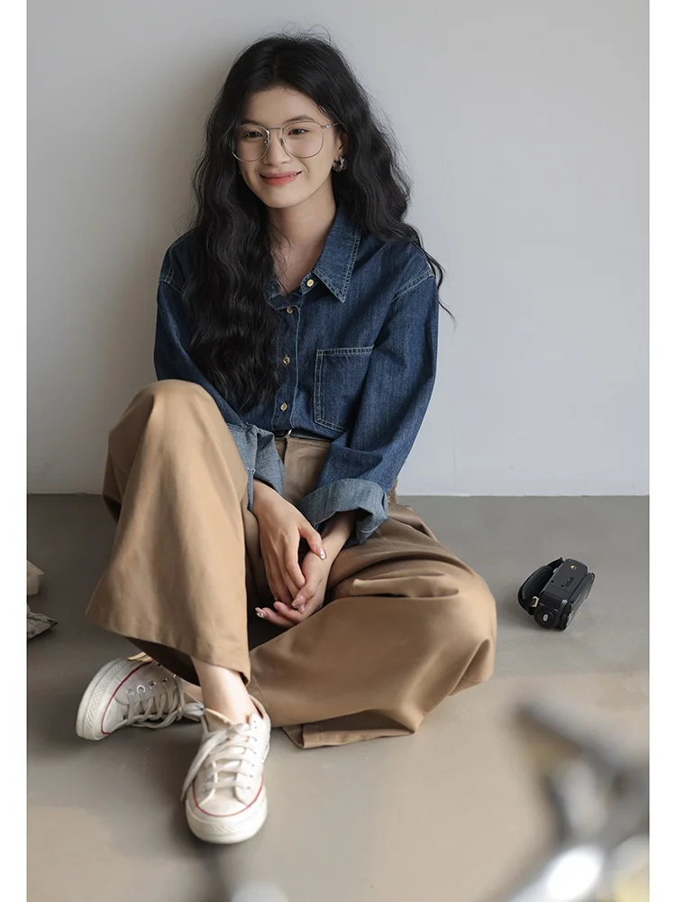 Синяя винтажная джинсовая рубашка-куртка в гонконгском стиле с длинными рукавами, женская, весенняя, новый дизайн, свободный крой, топ-рубашка.
Синяя винтажная джинсовая рубашка-куртка в гонконгском стиле с длинными рукавами, женская, весенняя, новый дизайн, свободный крой, топ-рубашка.