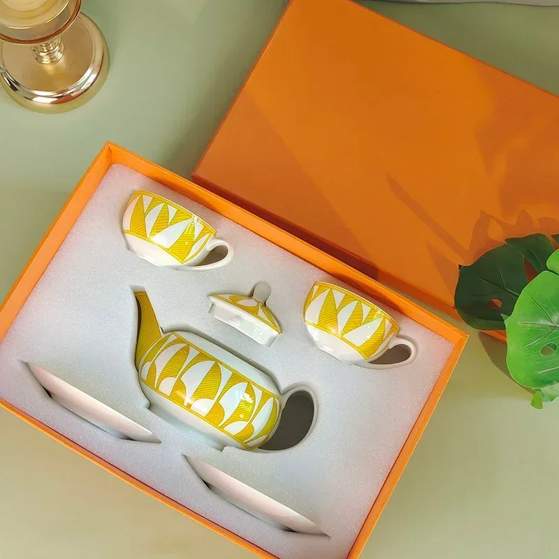 European geometric yellow sun color system, new sunshine pot, double cup saucer coffee set exquisite bone china gift box
European geometric yellow sun color system, new sunshine pot, double cup saucer coffee set exquisite bone china gift box