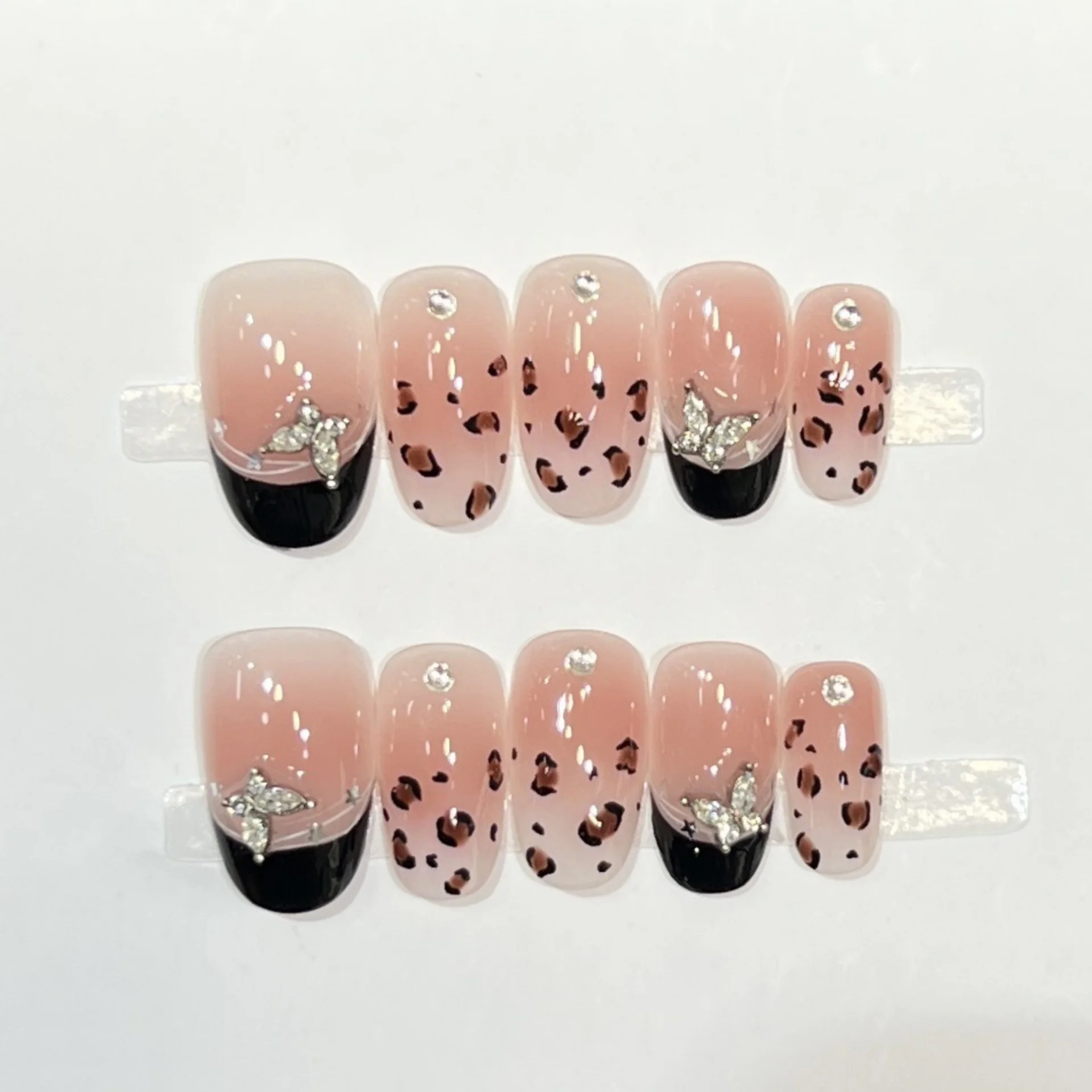 10pcs Short Oval Handmade False Nails Tips Black French Press on Nails Leopard Print Diamond Design Fake Nail Wearable Manicure
10pcs Short Oval Handmade False Nails Tips Black French Press on Nails Leopard Print Diamond Design Fake Nail Wearable Manicure
