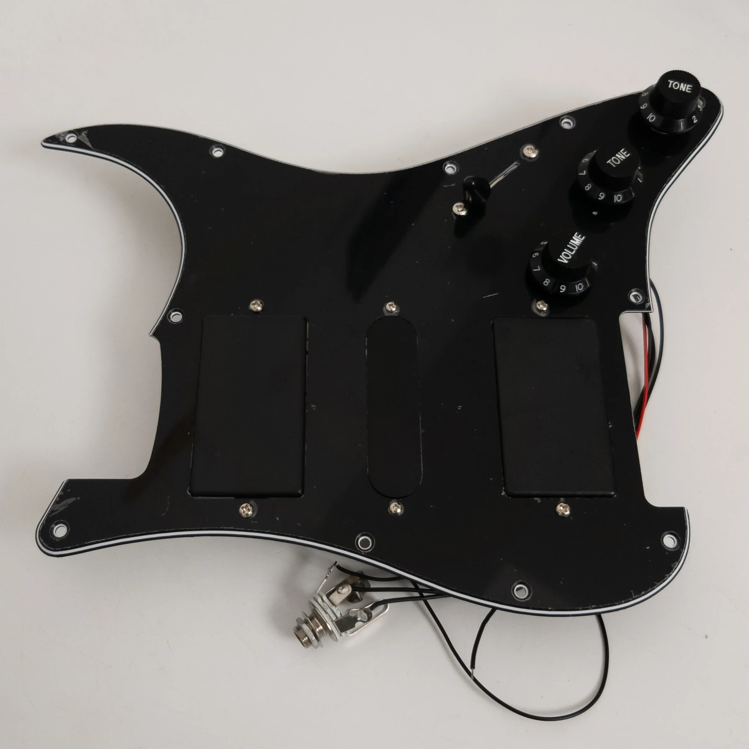 Prewired HSH Pickguard Black Active Pickup Set 81 85 Style Humbucker & Single Coil 1V2T 5-Way Switch for ST Guitar
Prewired HSH Pickguard Black Active Pickup Set 81 85 Style Humbucker & Single Coil 1V2T 5-Way Switch for ST Guitar