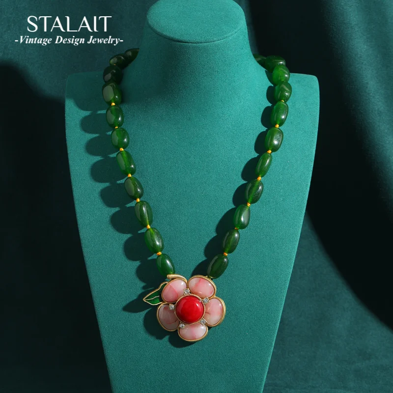 Vintage Queen's Emerald Glass Bead Chain Pink Flower Pendant Necklace Natural Stone for Women Accessories Antique Jewelry New
Vintage Queen's Emerald Glass Bead Chain Pink Flower Pendant Necklace Natural Stone for Women Accessories Antique Jewelry New