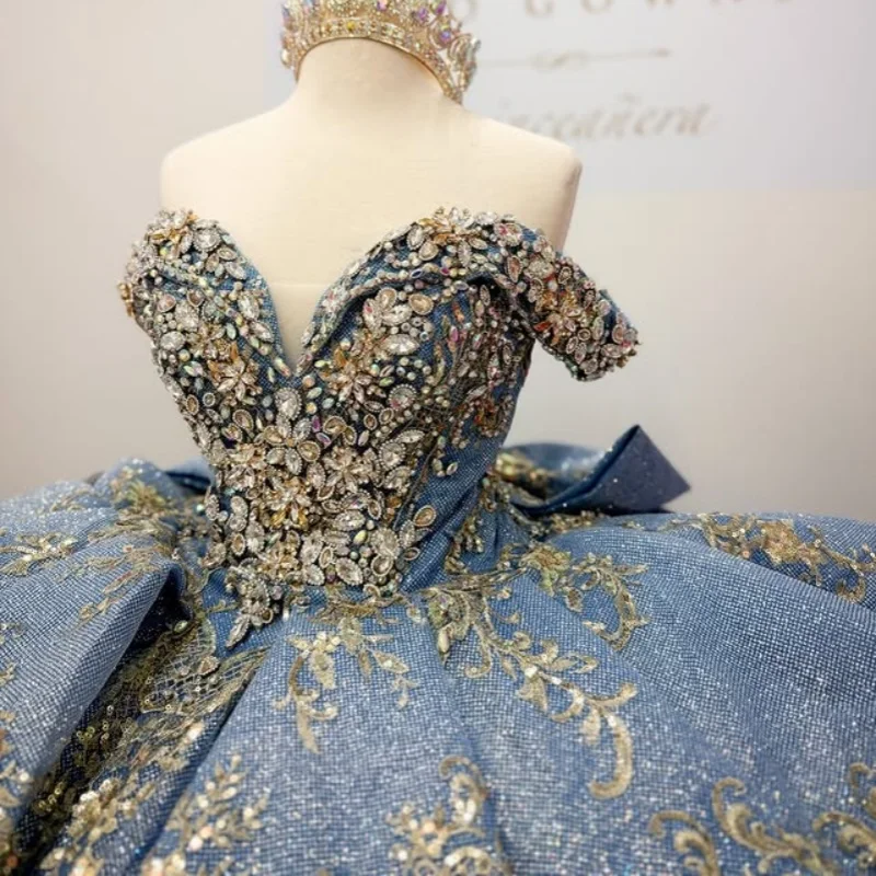 Luxury Shiny blue Quinceanera Dress Lace crystal 3D flower glitter decal Long tail girl vestidos de 15 Quinceanera Customized
Luxury Shiny blue Quinceanera Dress Lace crystal 3D flower glitter decal Long tail girl vestidos de 15 Quinceanera Customized