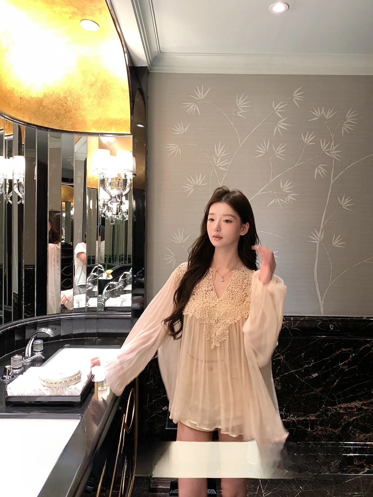Yoyozhang Zhang Yuyu Floral Embroidery Loose V-Neck Chiffon Top Women's Gentle Style Versatile Light Peach Color Casual Wear
Yoyozhang Zhang Yuyu Floral Embroidery Loose V-Neck Chiffon Top Women's Gentle Style Versatile Light Peach Color Casual Wear