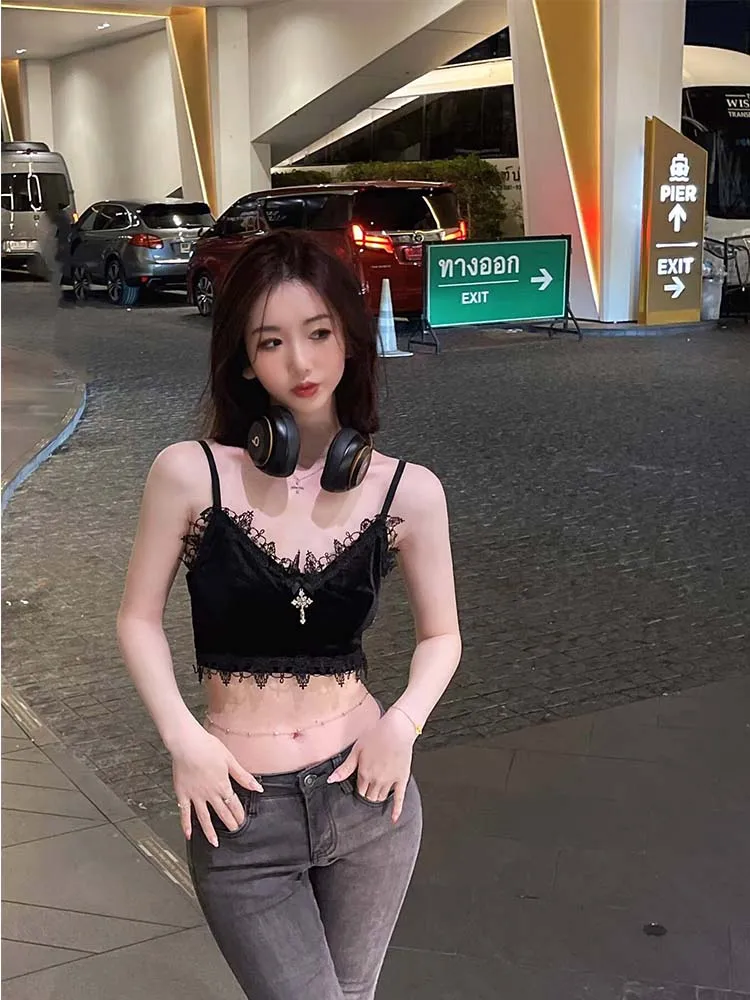 Women's Dark Korean Velvet Small Strap Lace Wrapped Chest Vest Beautiful Back Design Summer Fashion Top
Women's Dark Korean Velvet Small Strap Lace Wrapped Chest Vest Beautiful Back Design Summer Fashion Top