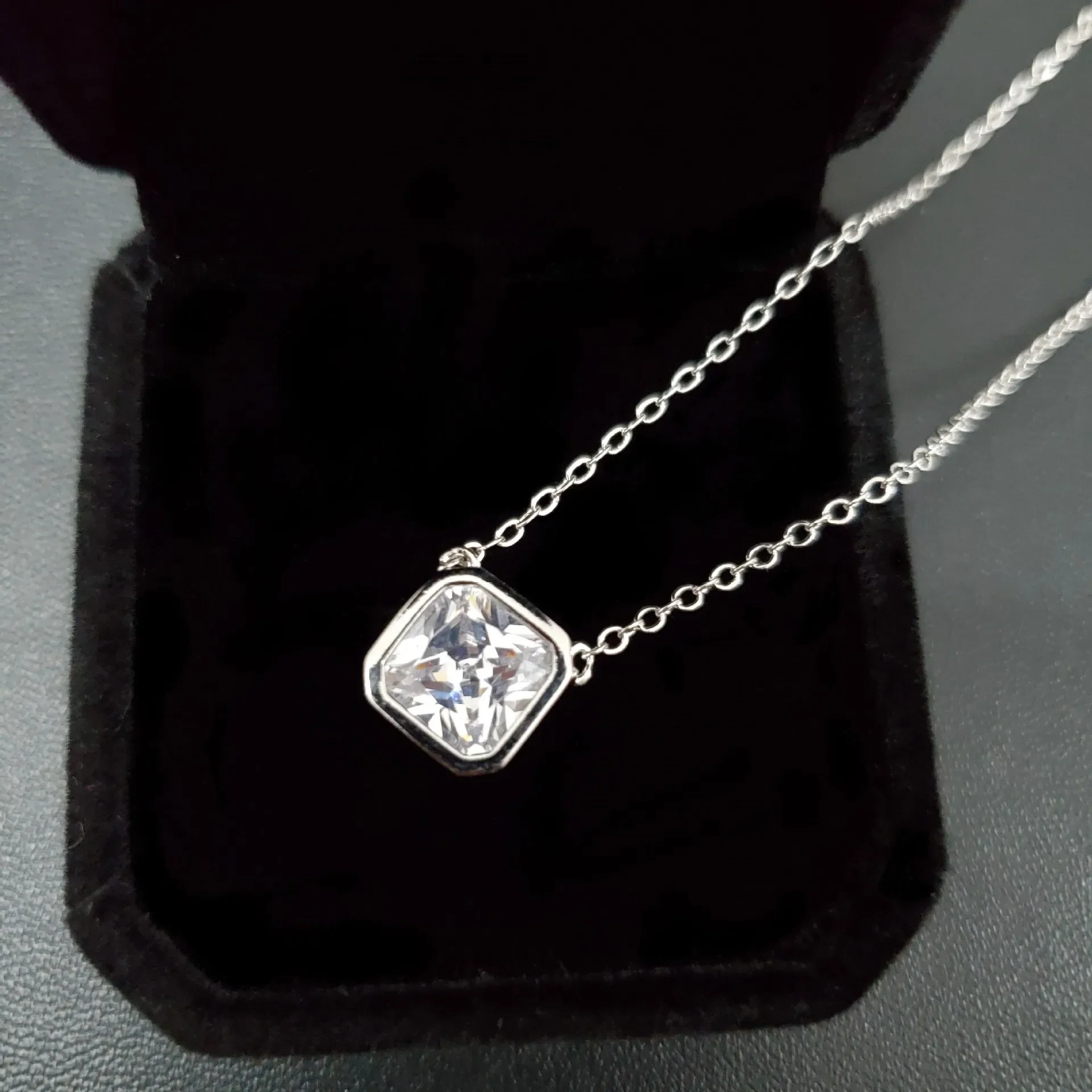 Муассанит MDL. Стиль Нишевый дизайн Простой сладкий стиль Ins Позолоченное геометрическое квадратное ожерелье 18 карат
Муассанит MDL. Стиль Нишевый дизайн Простой сладкий стиль Ins Позолоченное геометрическое квадратное ожерелье 18 карат