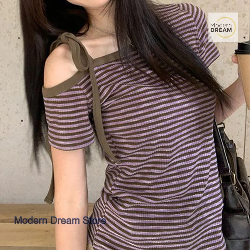 Korean purple striped short-sleeved T-shirt with diagonal shoulders for women's summer, new fashion, slim design and unique top.
Korean purple striped short-sleeved T-shirt with diagonal shoulders for women's summer, new fashion, slim design and unique top.