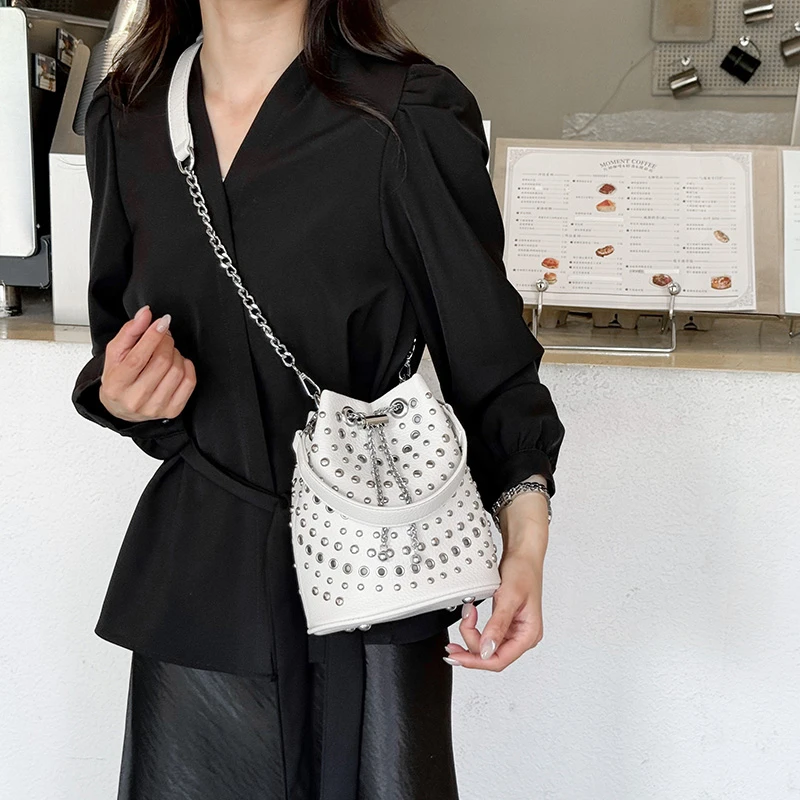 New fashionable women's chain shoulder bag, outdoor leisure travel handbag, elegant crossbody bag suitable for daily use
New fashionable women's chain shoulder bag, outdoor leisure travel handbag, elegant crossbody bag suitable for daily use