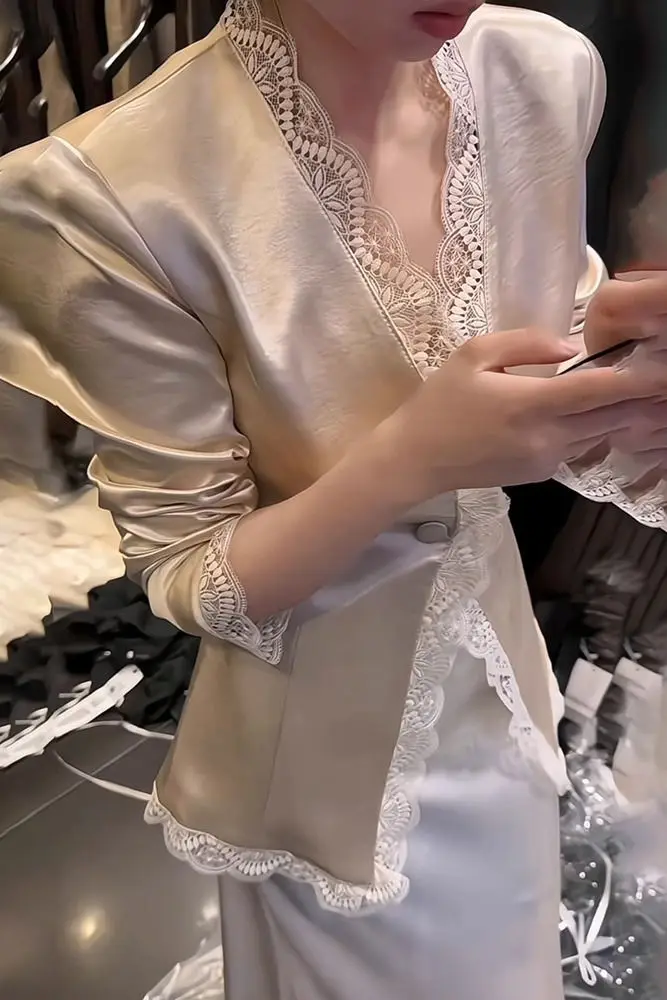 V-neck Lace Patchwork Jacket for Women Spring New French Style High end Temperament Slim Fit Commuter Suit Coat Women Tops
V-neck Lace Patchwork Jacket for Women Spring New French Style High end Temperament Slim Fit Commuter Suit Coat Women Tops