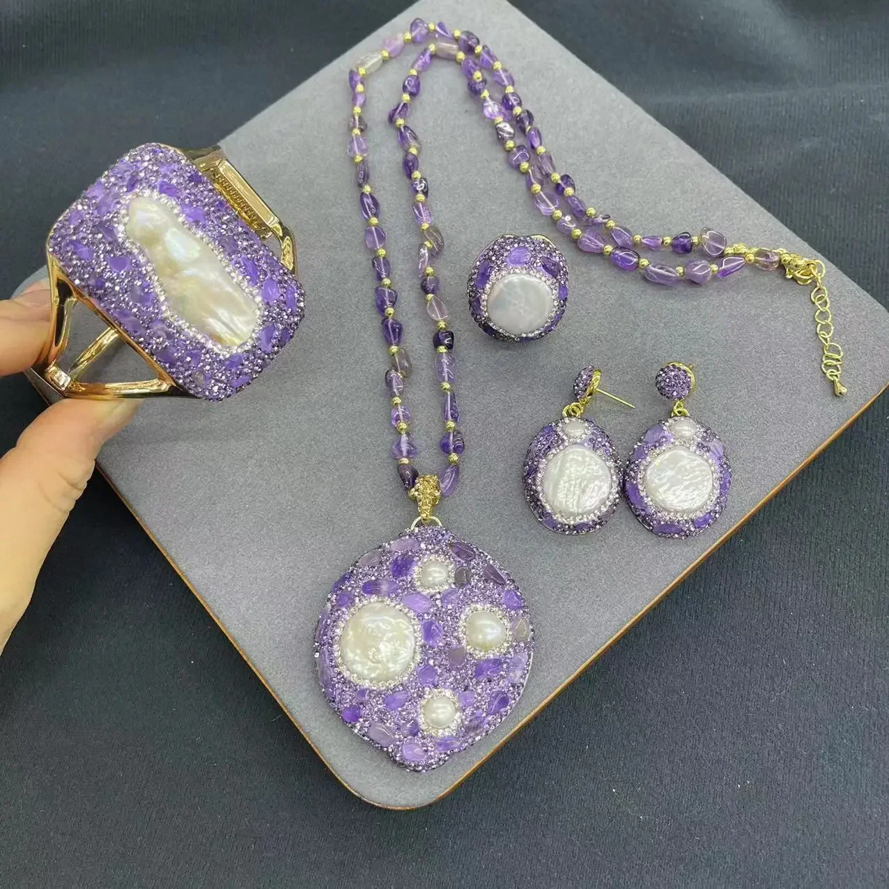 Natural Baroque pearl amethyst rough stone inlay four-piece set Douyin live broadcast hot-selling supply natural stone set
Natural Baroque pearl amethyst rough stone inlay four-piece set Douyin live broadcast hot-selling supply natural stone set