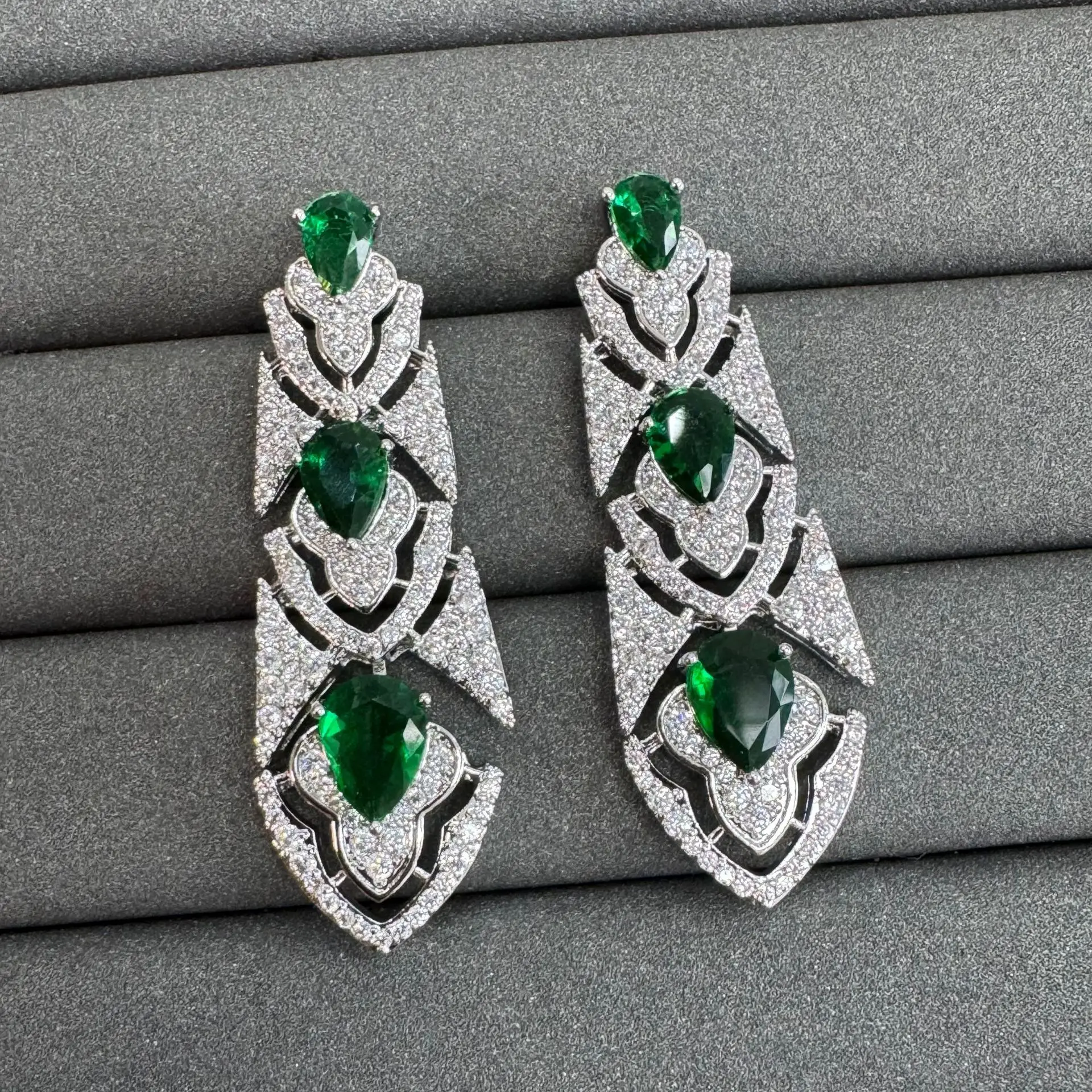 fashion cubic zirconia earrings for women shiny elegant jewelry silver color green red purple Champagne dangling earrings
fashion cubic zirconia earrings for women shiny elegant jewelry silver color green red purple Champagne dangling earrings