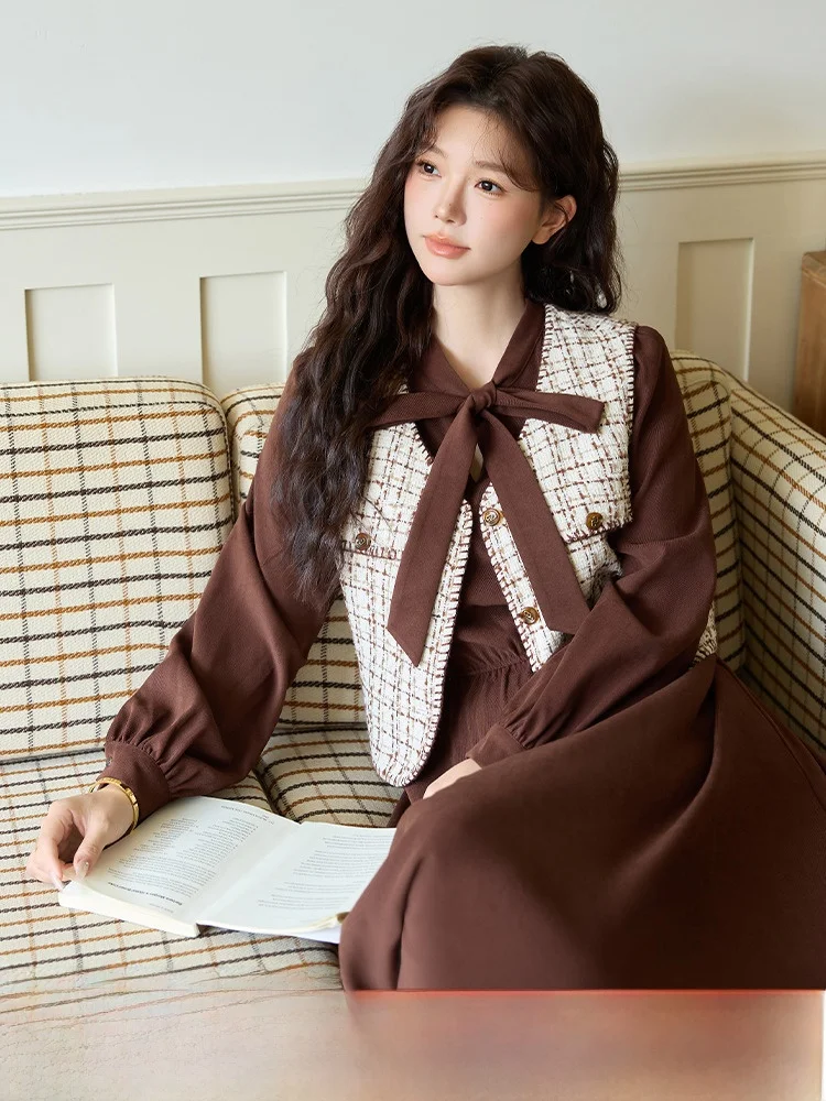 Смачный комплект жилета трапециевидной формы в стиле ретро с эффектом похудения, женская одежда больших размеров, Новое осеннее поступление, полиэфирное волокно
Смачный комплект жилета трапециевидной формы в стиле ретро с эффектом похудения, женская одежда больших размеров, Новое осеннее поступление, полиэфирное волокно